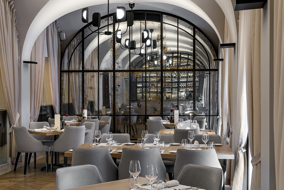 aranżacja wnętrz warszawa, eleganckie wnętrze restauracji, elegancka restauracja, projekt restauracji, projekt restauracji w Warszawie, lustra postarzane w restauracji, lustra postarzane, jasne wnętrze restauracji, eleganckie meble do restauracji, lampa do restauracji, MMLampadari, lampa Zelda, aranżacja wnętrz warszawa, architekt wnętrz warszawa, dobry architekt wnętrz warszawa, dobry projektant wnętrz warszawa, eleganckie wnętrze, najlepsi architekci wnętrz warszawa, najlepsi projektanci wnętrz warszawa, nowoczesne wnętrza warszawa, pracownia architektury wnętrz warszawa, projekt mieszkania warszawa, projektant wnętrz nowoczesnych warszawa, projektant wnętrz warszawa, projektowanie i aranżacja wnętrz warszawa, projektowanie wnętrz warszawa, projekt restauracji warszawa, projektowanie restauracji warszawa, wizualizacje wnętrz warszawa, projekty luksusowych apartamentów, studio projektowania wnętrz warszawa, interior design warsaw, elegant restaurant interior, elegant restaurant, restaurant design, restaurant design in Warsaw, antiqued mirrors in the restaurant, antiqued mirrors, bright restaurant interior, elegant furniture for the restaurant, lamp for restaurant, Zelda lamp, MMLampadari lamps, interior design warsaw, apartment arrangement warsaw, interior architect warsaw, best interior architects warsaw, modern interiors warsaw, interior design studio warsaw, interior design and arrangement warsaw, luxury apartment designs, restaurant design warsaw, interior visualizations warsaw,